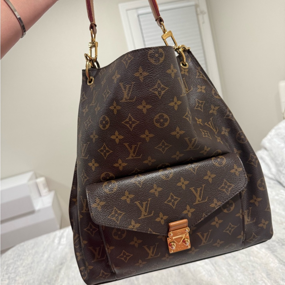 Louis Vuitton Metis hobo